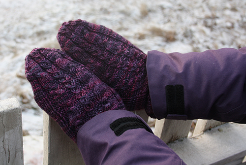 kuva violeteista palmikkolapasista