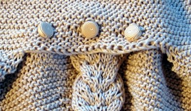 Vauvan kaula-aukko kurotaan kiinni napeilla, jos ponchoa k�ytet��n ilman vauvaa.