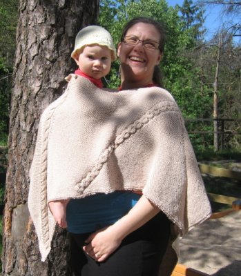 Kuvassa poncho L-kokoisen 8. kuulla raskaana olevan naisen yll�.