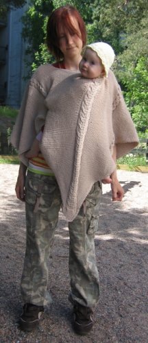 Kuvassa poncho XS-kokoisen naisen yll�.