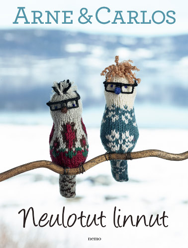 Neulotut Linnut -kirjan kansikuva, jossa kaksi silm&auml;lasip&auml;ist&auml; neulottua lintua oksalla.