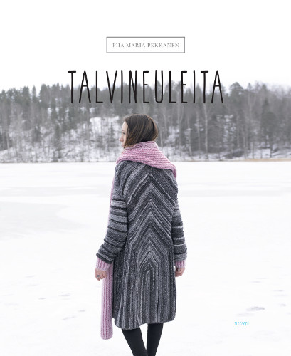 Talviset neuleet -neuleohjekirjan kansikuva, jossa henkil&ouml; selin lumisella j&auml;rven j&auml;&auml;ll&auml; p&auml;&auml;ll&auml;&auml;n polvipituinen harmaas&auml;vyraitainen neuletakki ja kaulassaan vaaleanpunainen pitk&auml; kaulaliina.