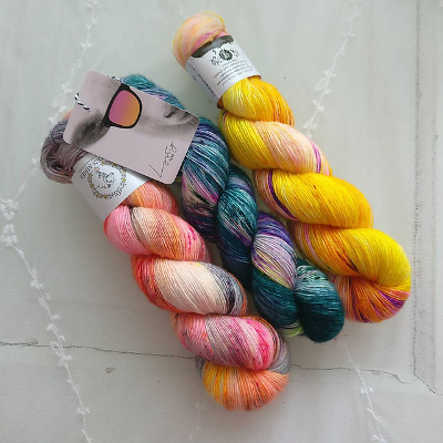 Kolme eriväristä ihkulankavyyhtiä.