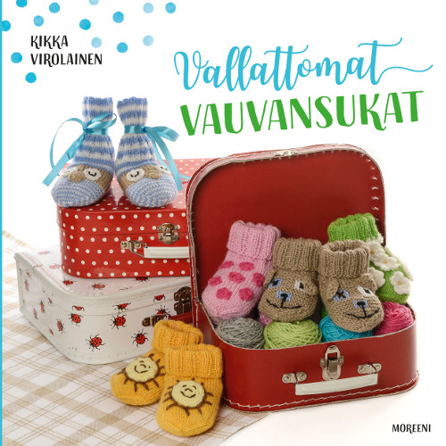 Vallattomat vauvansukat -neuleohjekirjan kansikuva, jossa erilaisia ja eriv&auml;risi&auml; neulottuja vauvantossuja sek&auml; lankakeri&auml; muunmuassa avoimessa pieness&auml; punaisessa pahvimatkalaukussa ja kahden kuvioidun pienen pahvimatkalaukun p&auml;&auml;ll&auml;.