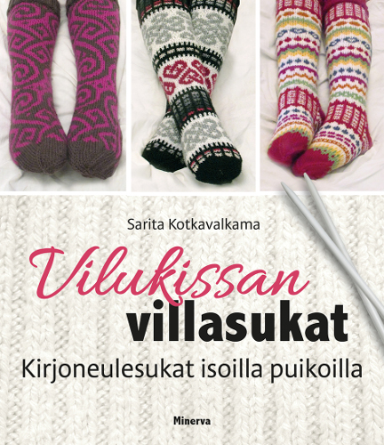 Vilukissan villasukat -neuleohjekirjan kansikuva, jossa kolmet eriv&auml;riset kirjoneulevillasukat henkil&ouml;iden jaloissa.