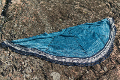 Asperitas-huivi levitettynä kalliolle