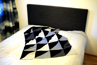 Lodicula-peitto sängyllä.